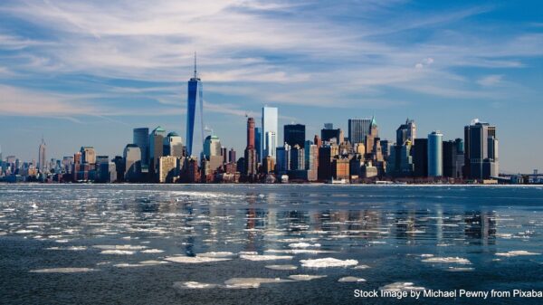 A picture of manhattan's skyline along the Hudson river