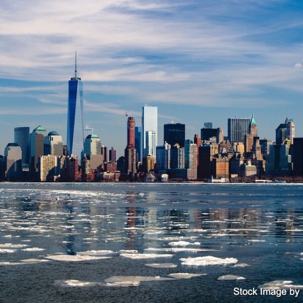 A picture of manhattan's skyline along the Hudson river