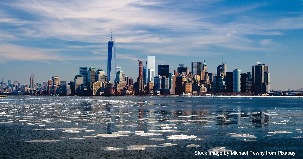 A picture of manhattan's skyline along the Hudson river